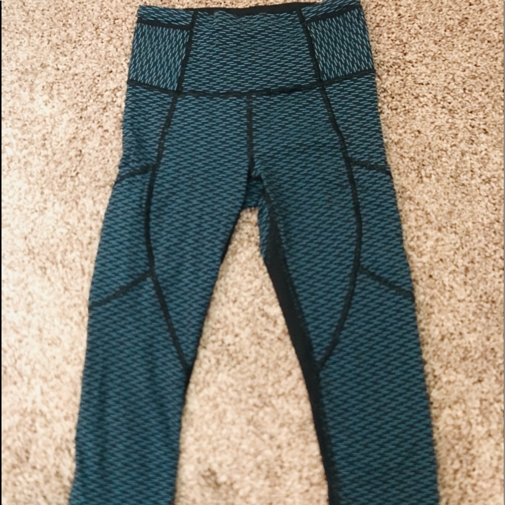 Lululemon NWOT mesh Capri legging